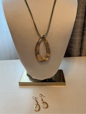 Vintage hammered gold teardrop pendant necklace & matching dangling earrings set